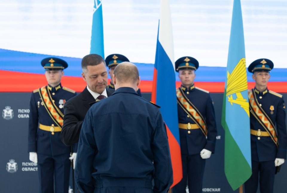 Михаил Ведерников вручил военнослужащим 76-й Псковской Дивизии государственные награды