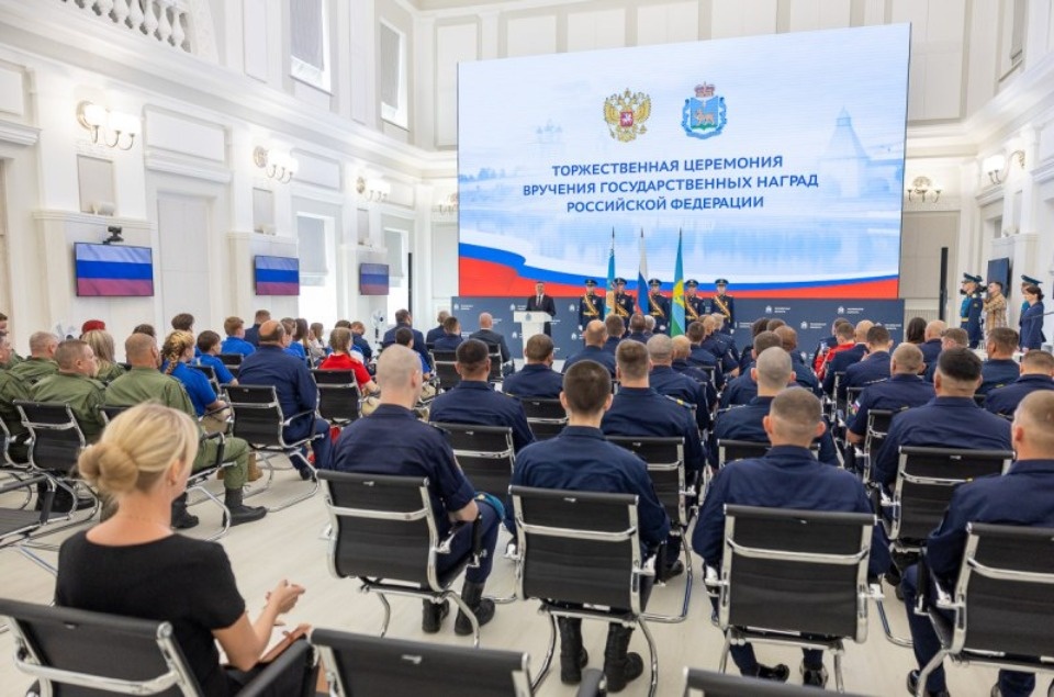 Михаил Ведерников вручил военнослужащим 76-й Псковской Дивизии государственные награды