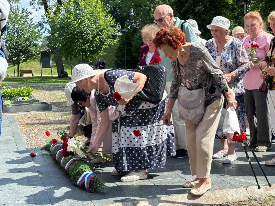 Траурные митинги прошли на воинских захоронениях и памятных знаках в Пскове