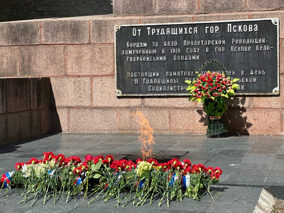 Траурные митинги прошли на воинских захоронениях и памятных знаках в Пскове