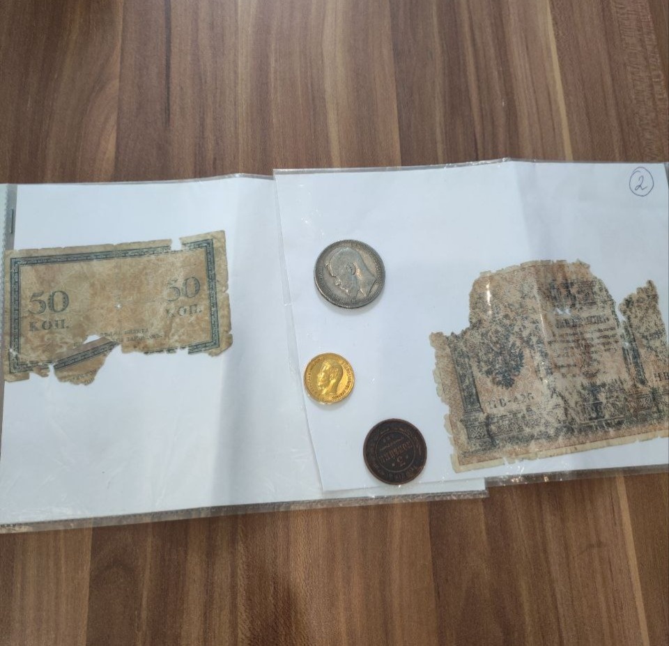 Псковские таможенники передали в Минкульт РФ изъятые монеты, денежные билеты, икону и старинные книги