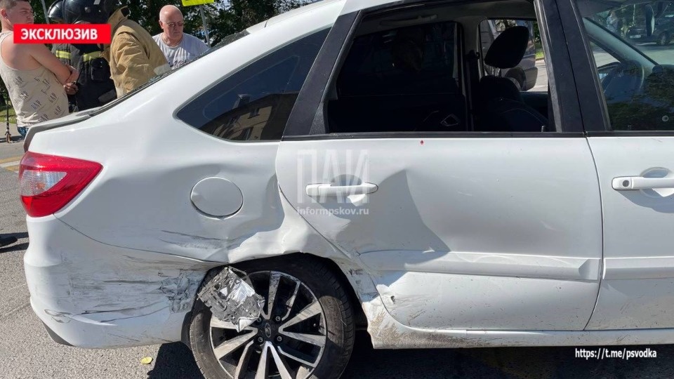 Пассажира легковушки госпитализировали после тройного ДТП в Острове Пассажира легковушки госпитализировали после тройного ДТП в Острове