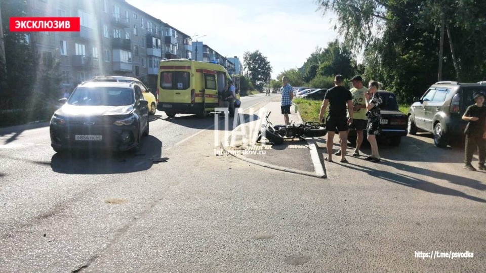 18-летнего мотоциклиста доставили в больницу после ДТП в Псковском районе 18-летнего мотоциклиста доставили в больницу после ДТП в Псковском районе