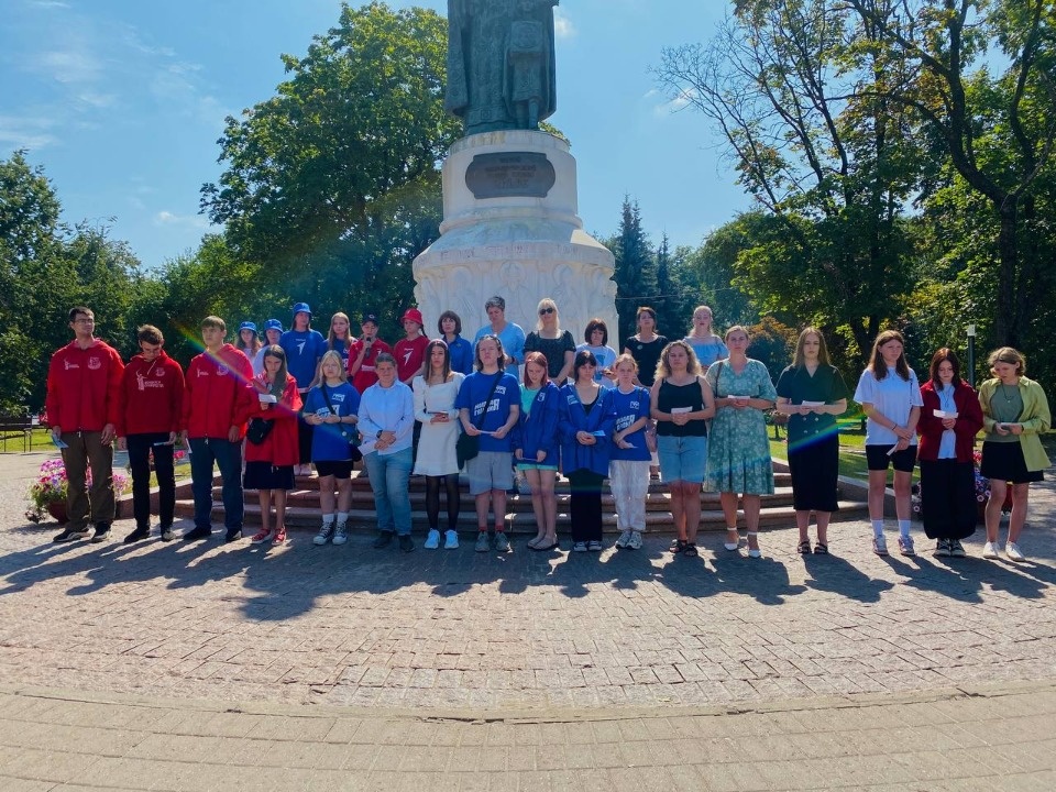 Имена погибших детей Донбасса зачитали у памятника княгини Ольги в Пскове в рамках акции-реквиема
