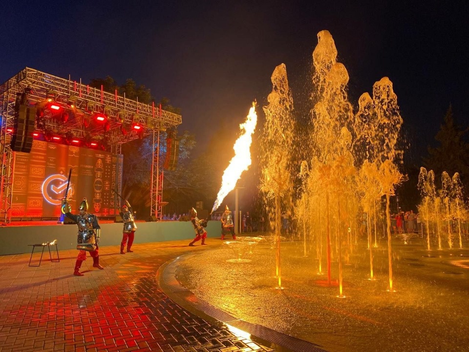 Жителям и гостям Пскова показали уникальное шоу открытия нового мультимедийного фонтана