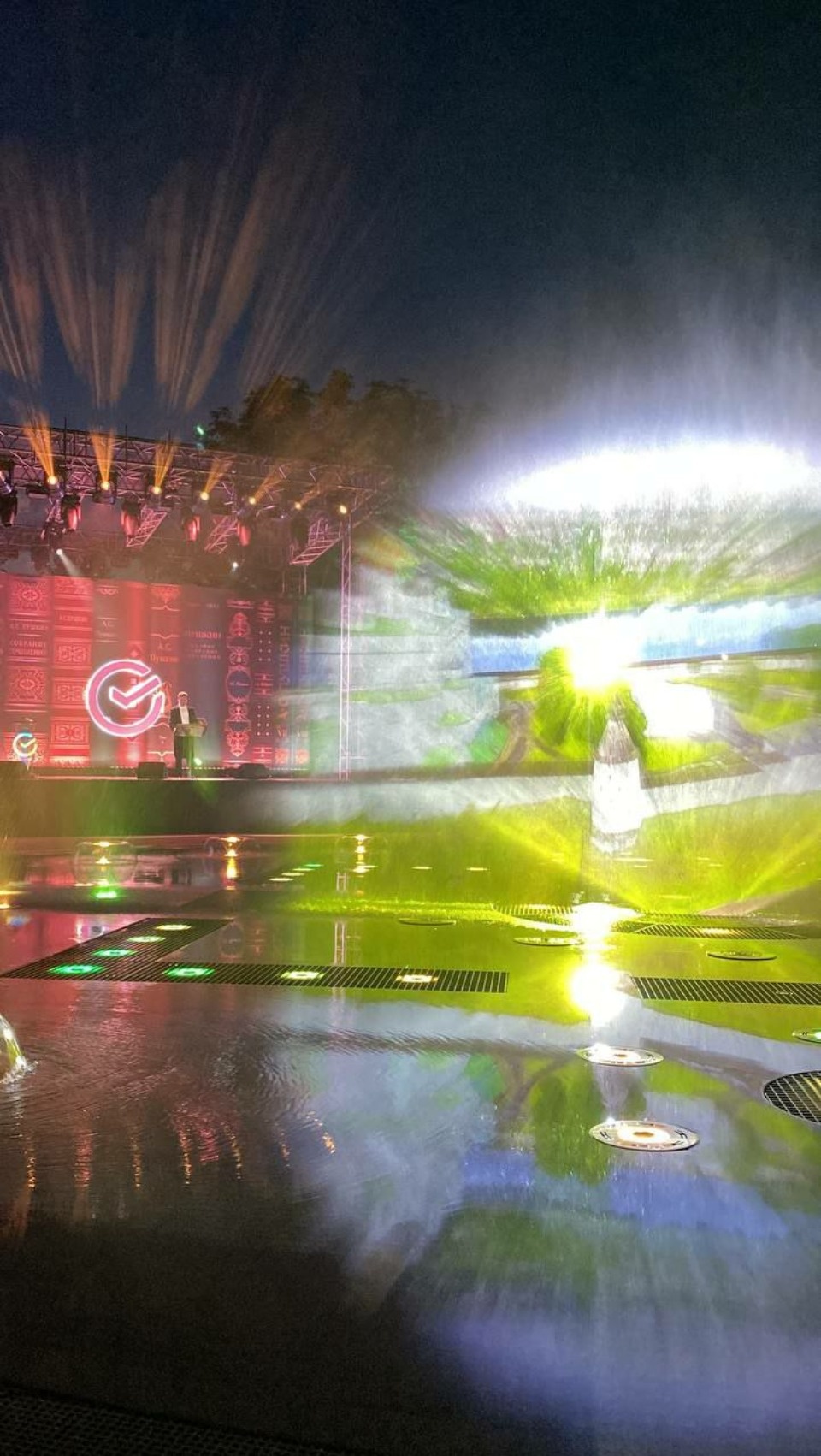 Жителям и гостям Пскова показали уникальное шоу открытия нового мультимедийного фонтана