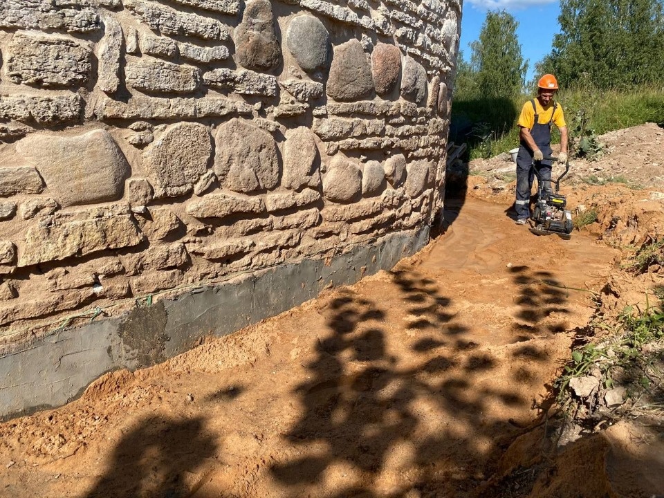  Реставрация Изборской башни с воротами завершается в Псково-Печерском монастыре