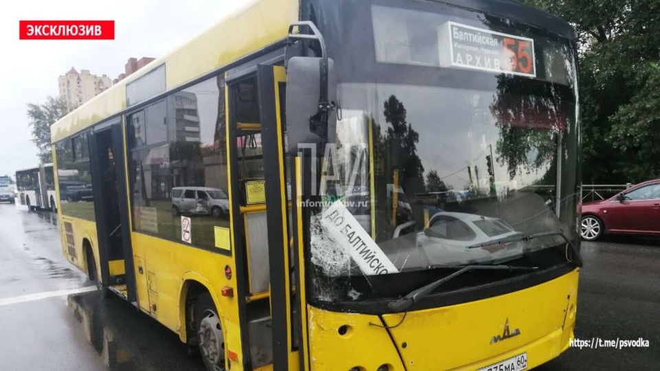 Автобус столкнулся с легковым автомобилем в Пскове Автобус столкнулся с легковым автомобилем в Пскове
