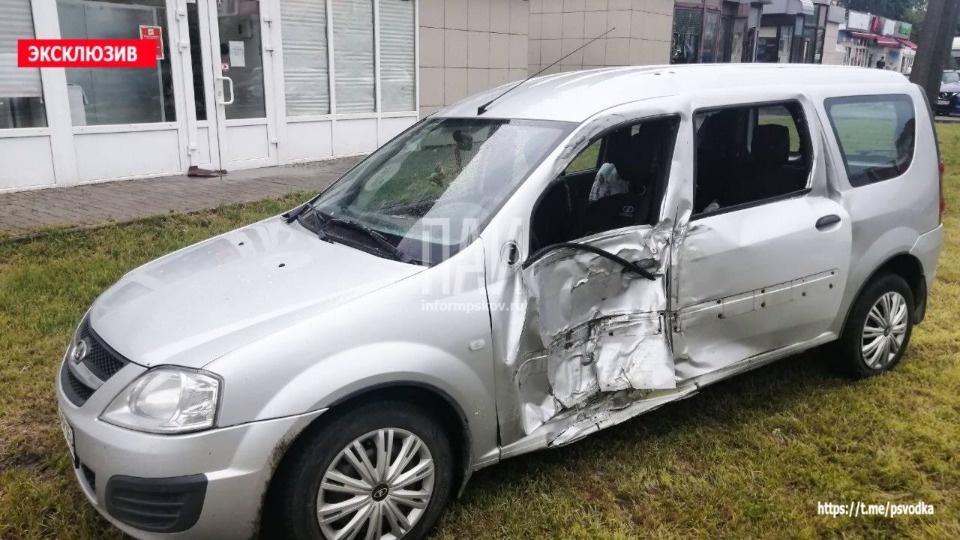 Автобус столкнулся с легковым автомобилем в Пскове Автобус столкнулся с легковым автомобилем в Пскове