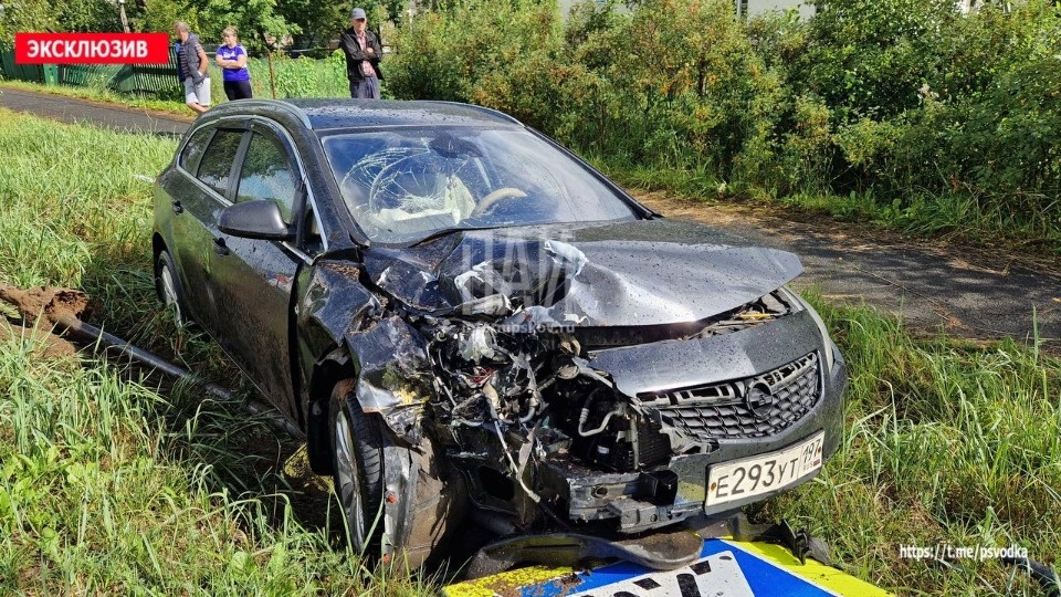 В результате ДТП в Изборске госпитализировали двоих человек В результате ДТП в Изборске госпитализировали двоих человек