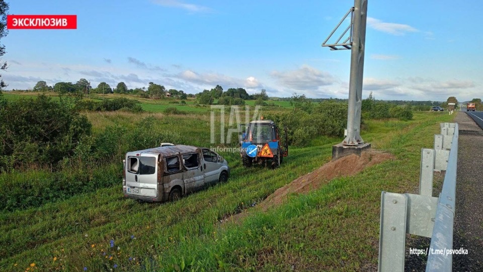 В Куньинском районе микроавтобус опрокинулся в кювет В Куньинском районе микроавтобус опрокинулся в кювет