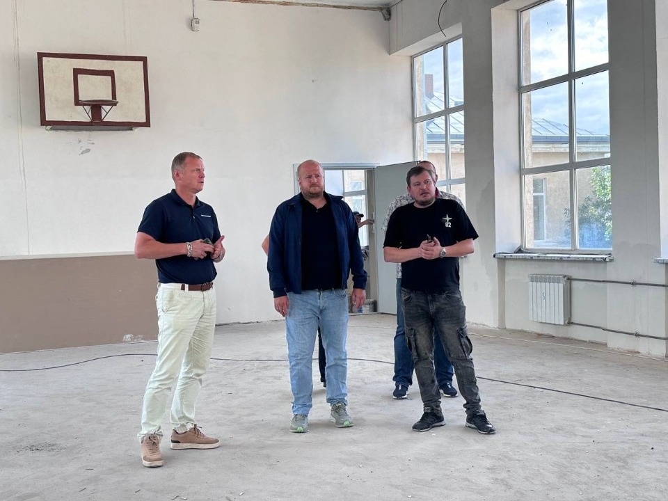 Борис Елкин проконтролировал ход капитального ремонта в двух школах Пскова