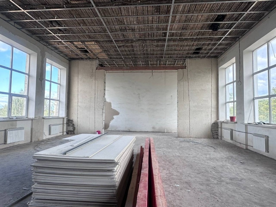 Борис Елкин проконтролировал ход капитального ремонта в двух школах Пскова