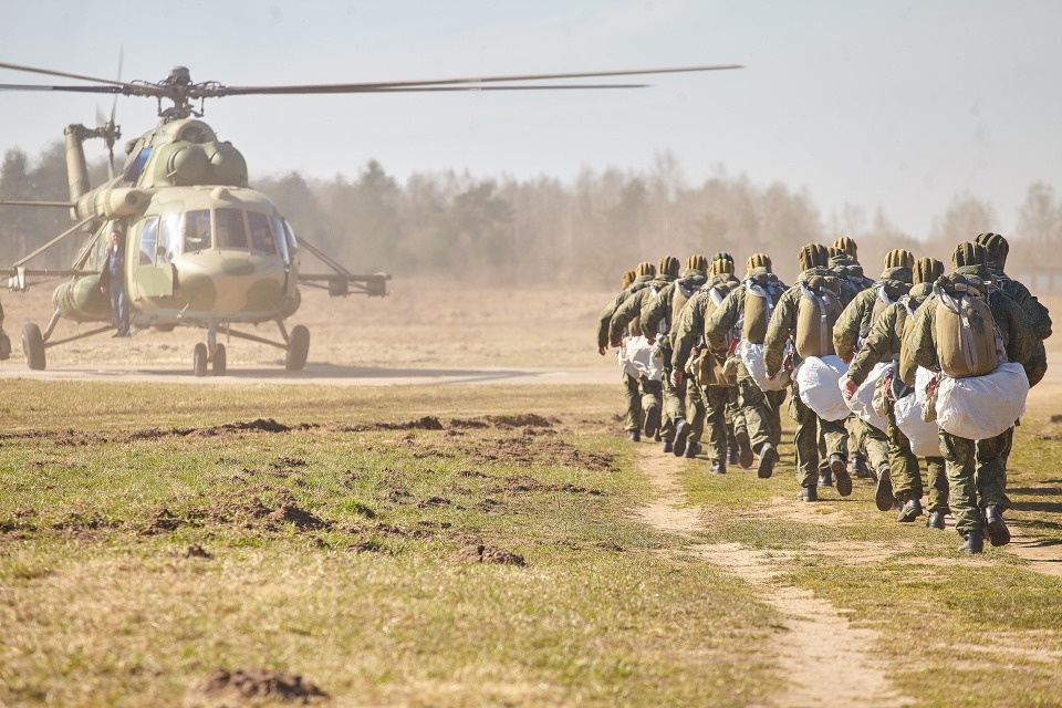 Михаил Ведерников поздравил причастных с Днем ВДВ