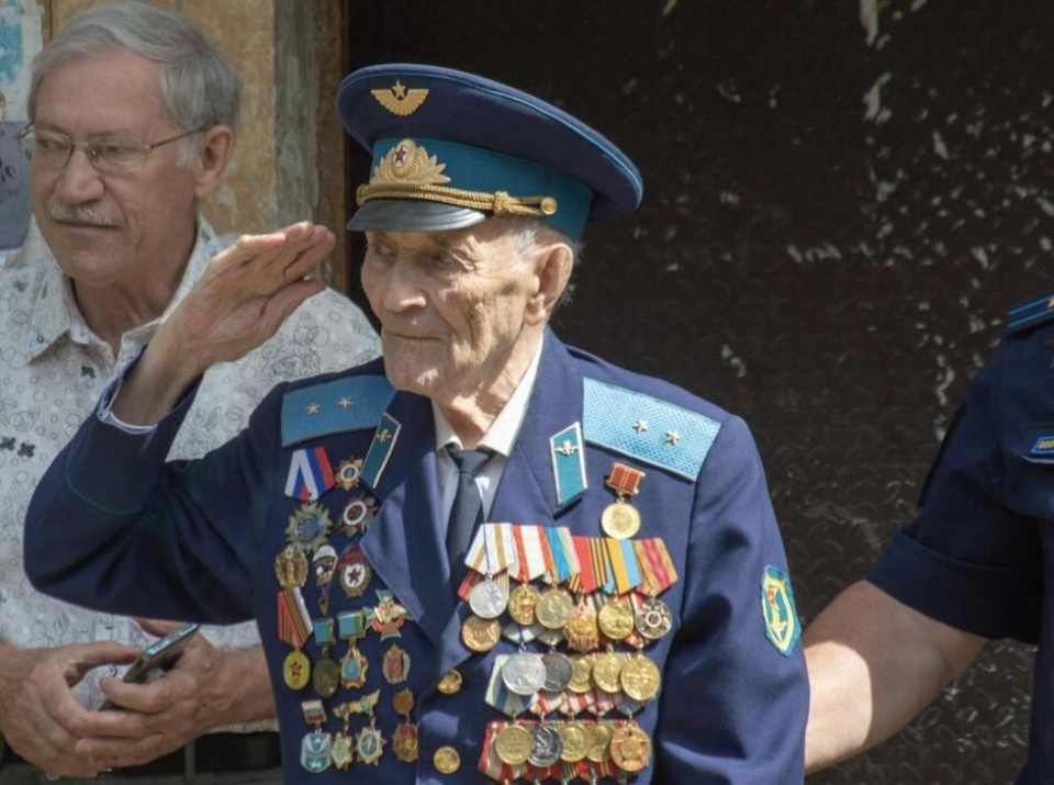  Псковичи поздравили одного из старейших десантников России с Днем ВДВ