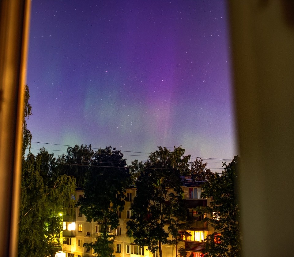 Полярное сияние запечатлел над многоэтажками псковский астроном-любитель