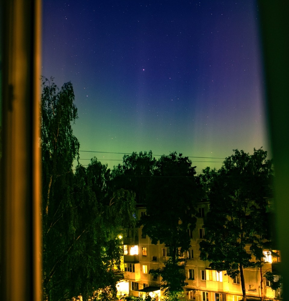 Полярное сияние запечатлел над многоэтажками псковский астроном-любитель