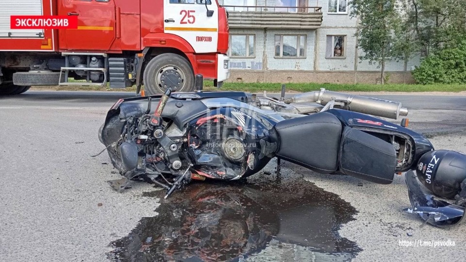 Мотоциклиста доставили в больницу после ДТП с грузовиком в Порхове Мотоциклиста доставили в больницу после ДТП с грузовиком в Порхове