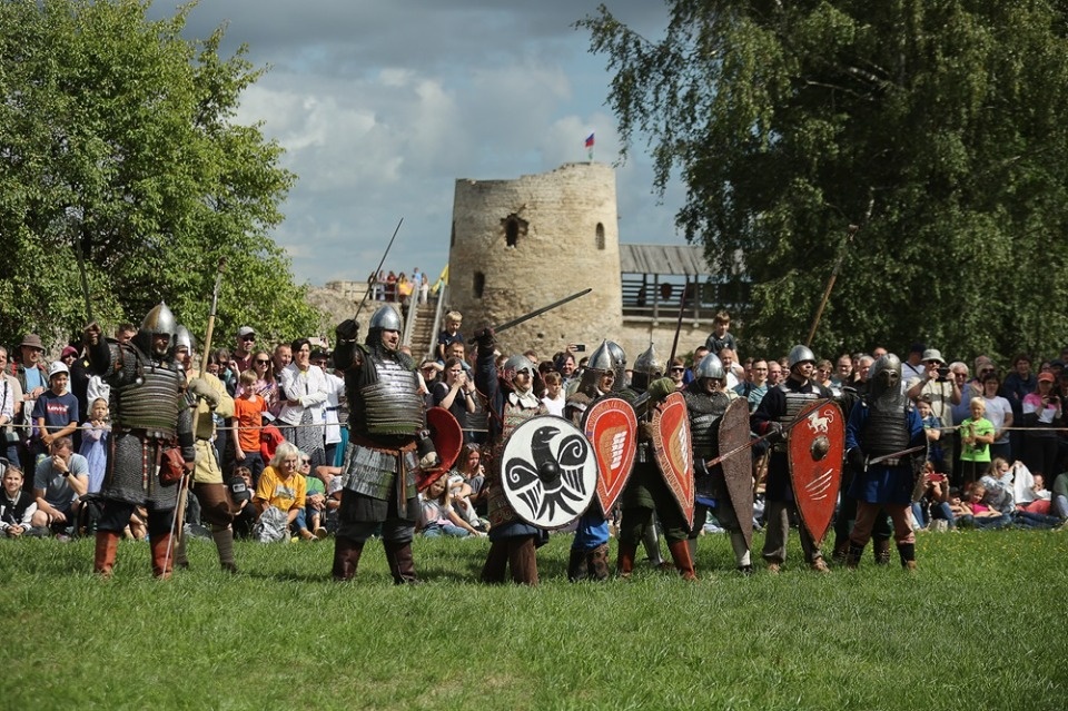 Свыше трех тысяч человек посетили фестиваль «Железный град» в Изборске