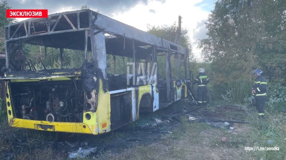 Автобус горел на территории гаражного кооператива в Пскове