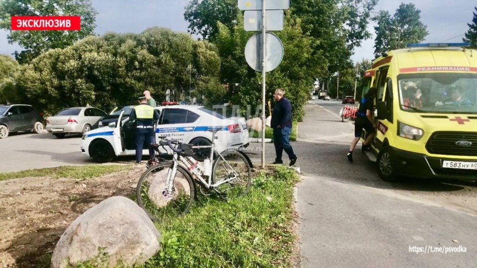 Велосипедисту потребовалась госпитализация после ДТП в Пскове