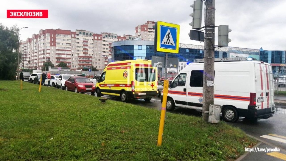 Пассажир иномарки пострадала в результате ДТП у торгового центра в Пскове Пассажир иномарки пострадала в результате ДТП у торгового центра в Пскове