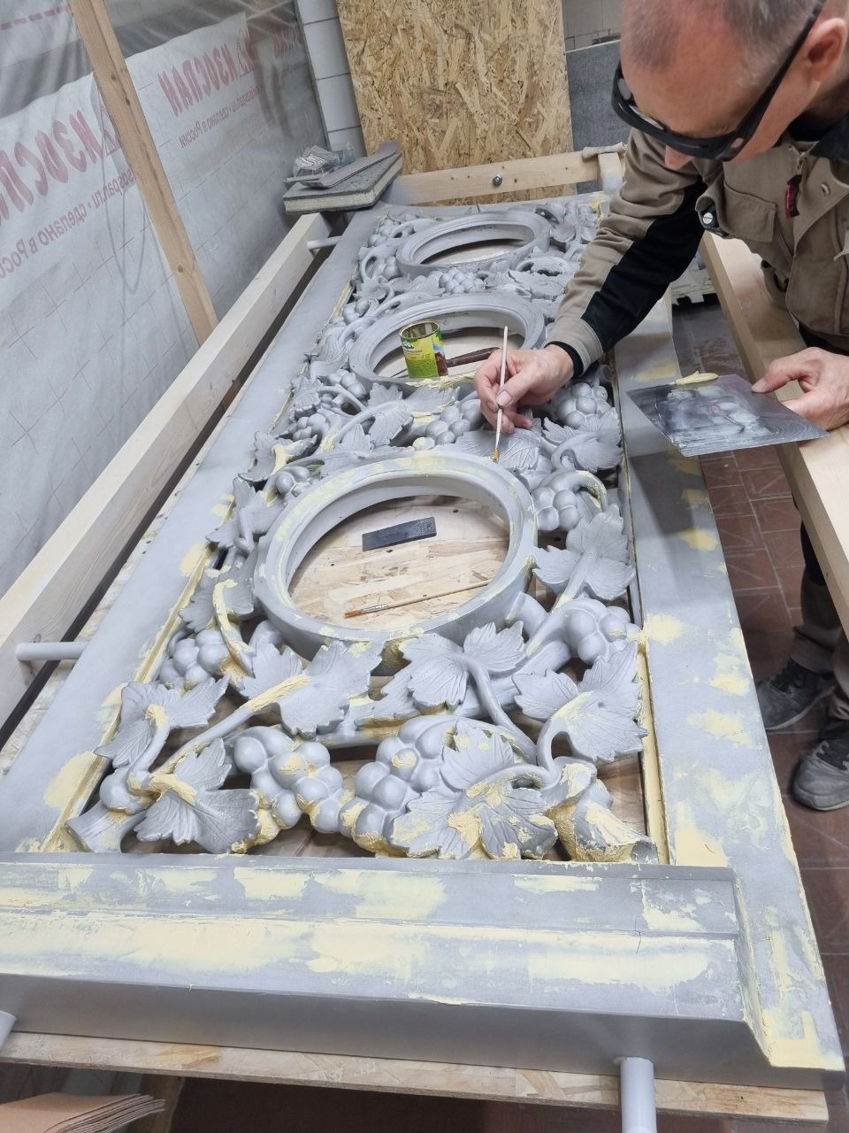 Иконостас церкви Сорока мучеников Севастийских продолжают реставрировать в Печорах