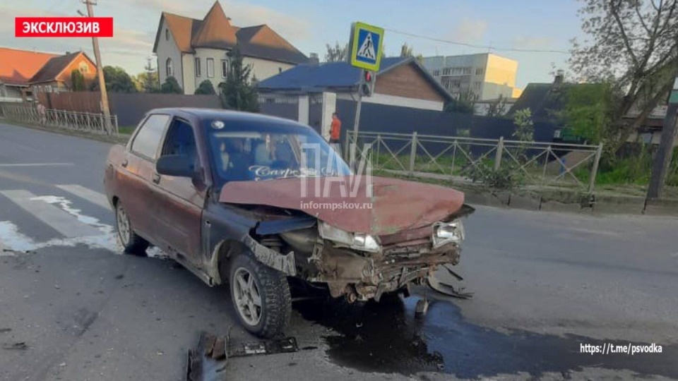 Девушка пострадала в боковом столкновении автомобилей в Великих Луках Девушка пострадала в боковом столкновении автомобилей в Великих Луках