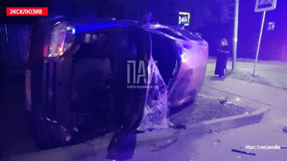 Три человека пострадали в результате аварии в Великих Луках Три человека пострадали в результате аварии в Великих Луках