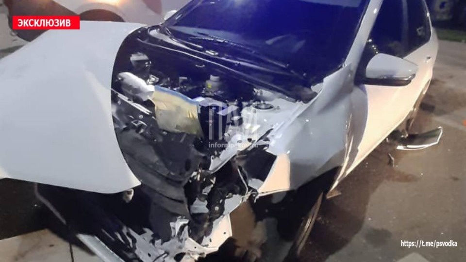 Три человека пострадали в результате аварии в Великих Луках Три человека пострадали в результате аварии в Великих Луках