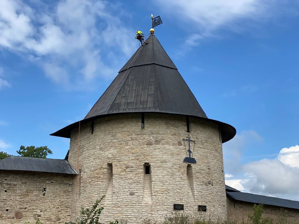 Прапор установили на Изборской башне в Псково-Печерском монастыре