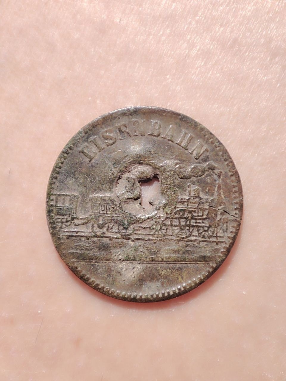 Немецкий игровой жетон обнаружили на раскопе в Пскове