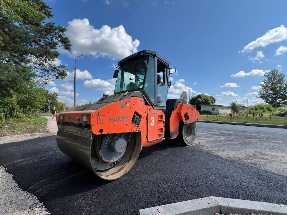 Второй слой асфальта укладывают на проспекте Энтузиастов в Пскове