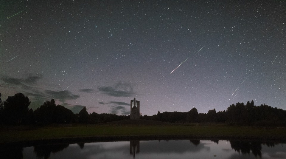 Метеорный поток Персеиды запечатлели над мемориалом в Порхове