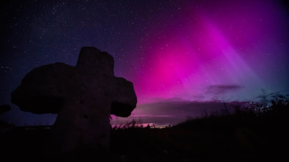 Над Поклонным крестом под Изборском засняли полярное сияние