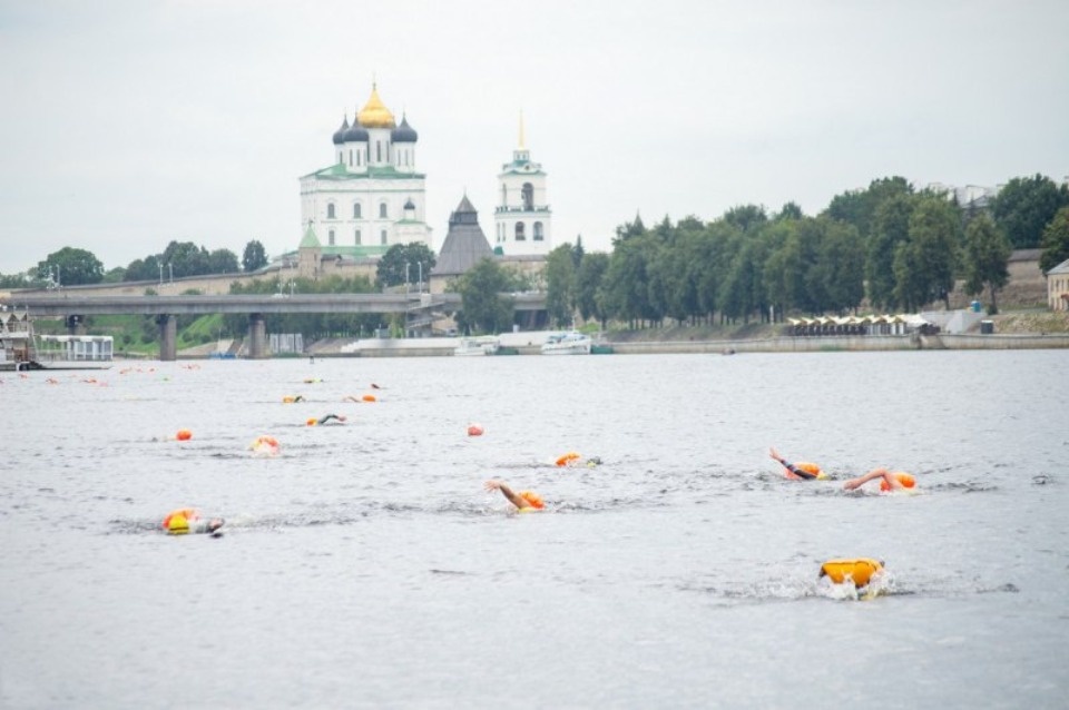 Псковские пловцы завоевали медали на международном турнире на открытой воде