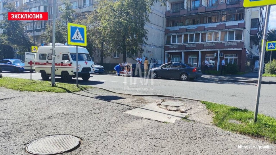 Девушке-пешеходу потребовалась госпитализация после наезда иномарки в Пскове Девушке-пешеходу потребовалась госпитализация после наезда иномарки в Пскове