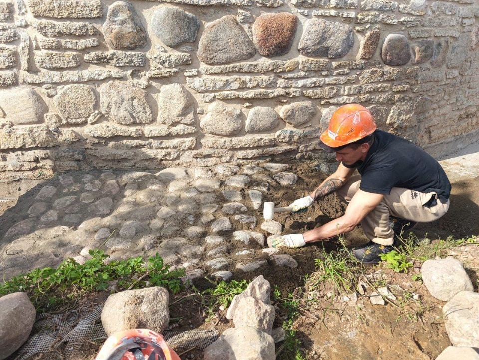 Псковские кузнецы изготовили вторые кованные ворота для Изборской башни в Печорах 