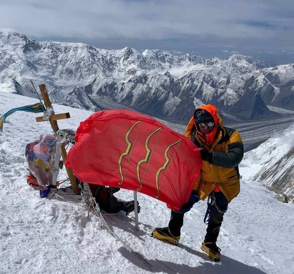 Флаг Великих Лук водрузили на пик горы Тянь-Шань на высоте семь тысяч метров Флаг Великих Лук водрузили на пик горы Тянь-Шань на высоте семь тысяч метров