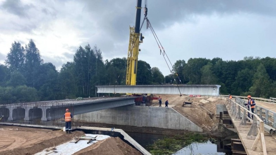 В Бежаницком районе установили балки пролетного строения на мосту через реку Уда 