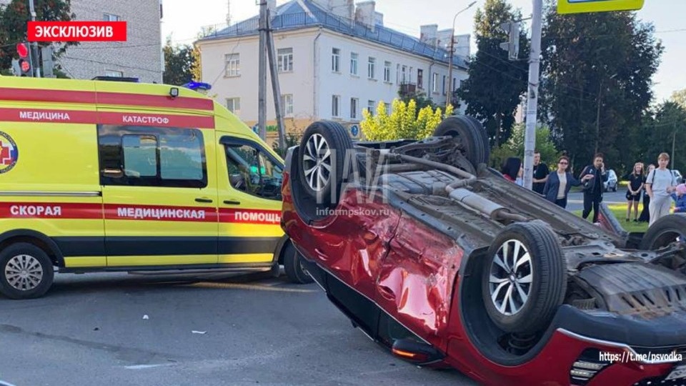Три человека пострадали в результате тройного ДТП в Пскове Три человека пострадали в результате тройного ДТП в Пскове