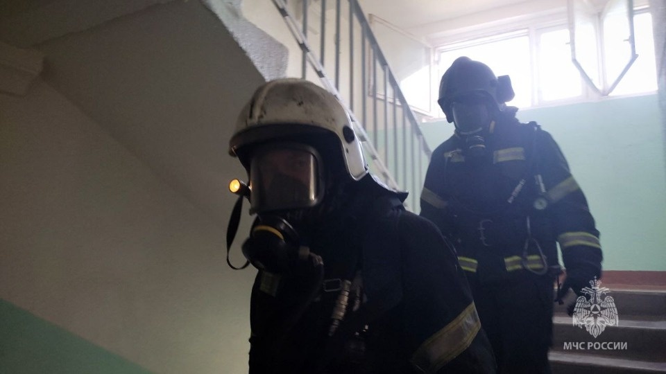 13 взрослых и двоих детей эвакуировали на пожаре в многоэтажке в Пскове