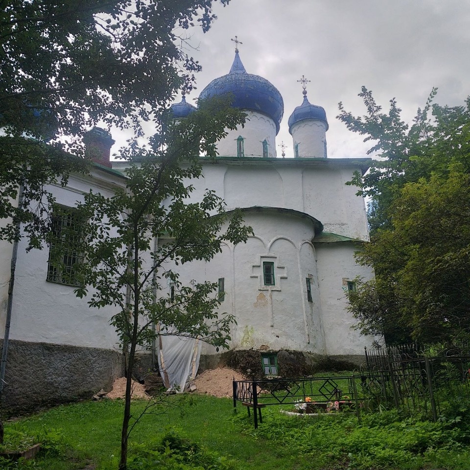 Петербургские архитекторы исследовали храмы Мальского монастыря в Печорском районе