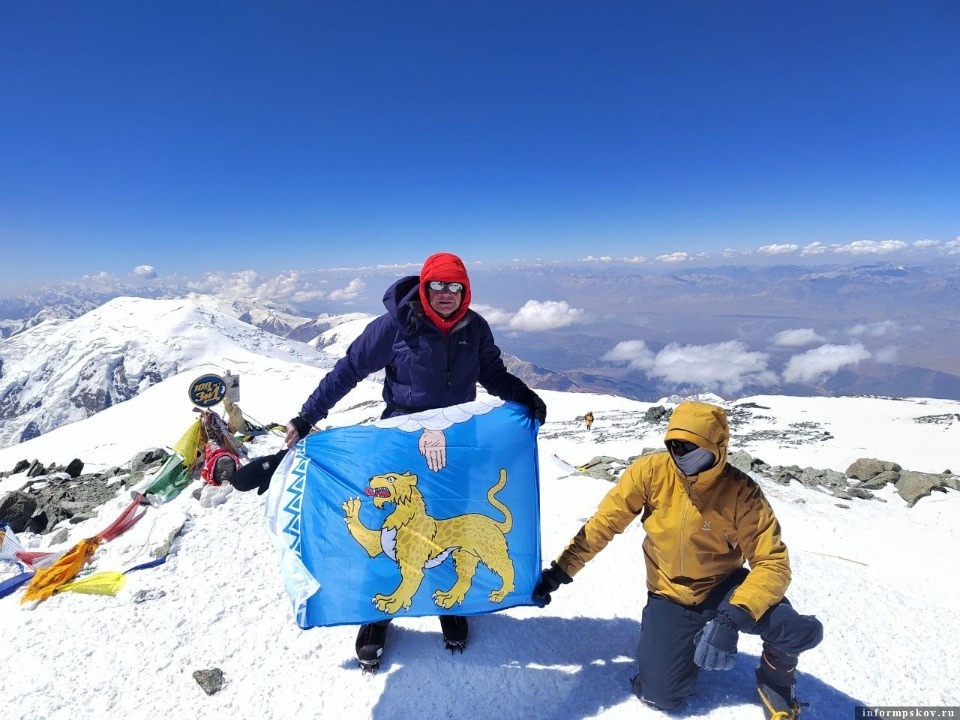На вершине пика Ленина горной системы Памир развернули флаг Псковской области