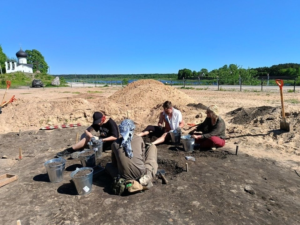 Украшения времен княгини Ольги обнаружили во время раскопок на погосте Выбуты под Псковом