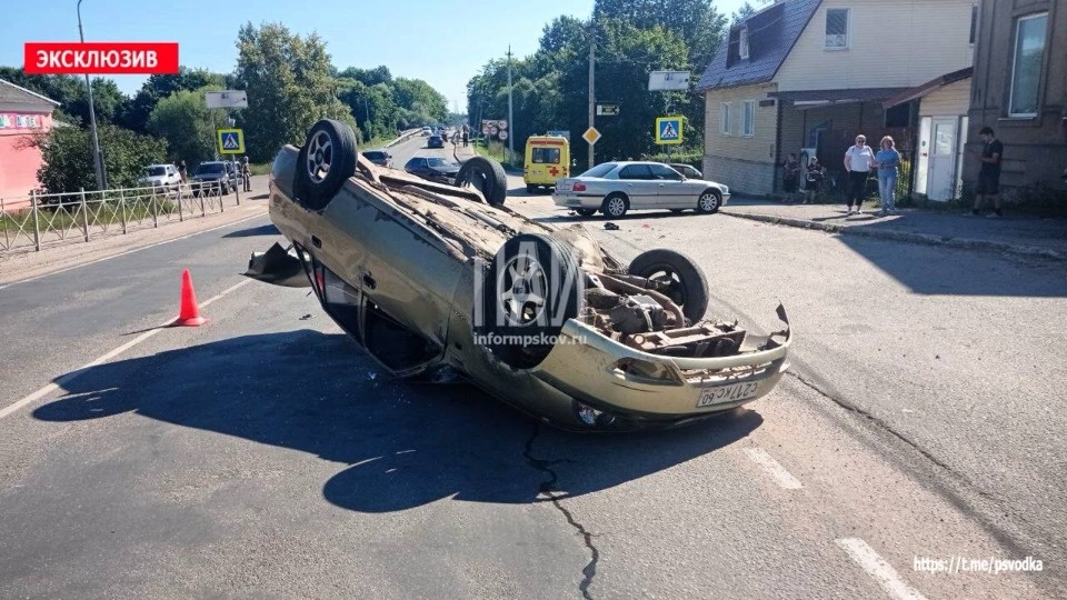 Водителя иномарки госпитализировали в результате тройного ДТП в Опочке Водителя иномарки госпитализировали в результате тройного ДТП в Опочке
