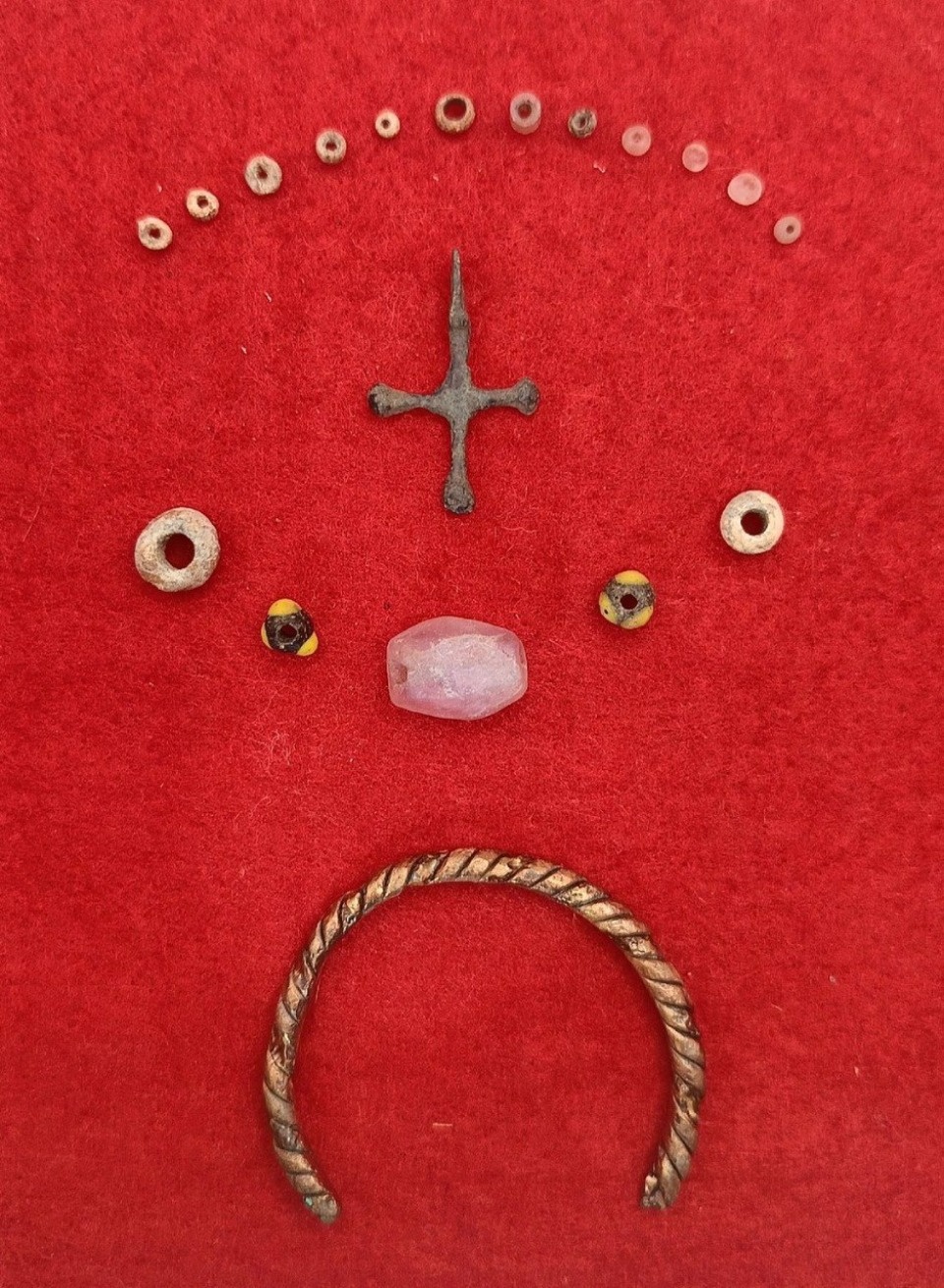 На раскопках в Выбутах в Псковском районе обнаружили свыше 130 находок