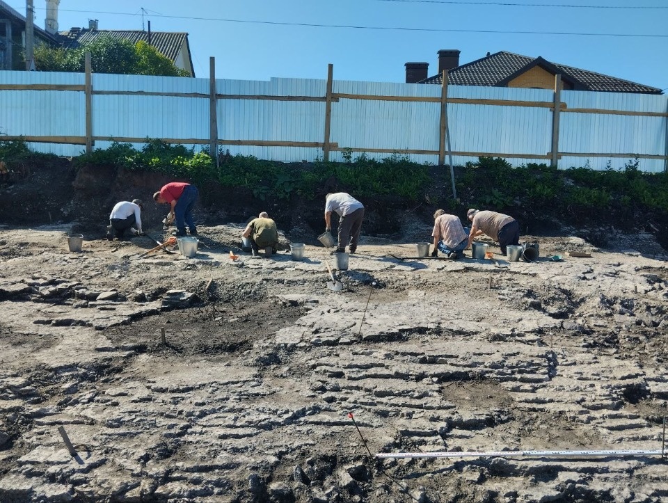 Две каменные постройки обнаружили на раскопе в Пскове