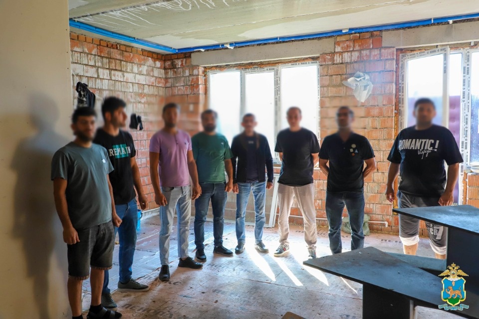 Полицейские выявили семь незаконно трудящихся на стройке мигрантов в Пскове