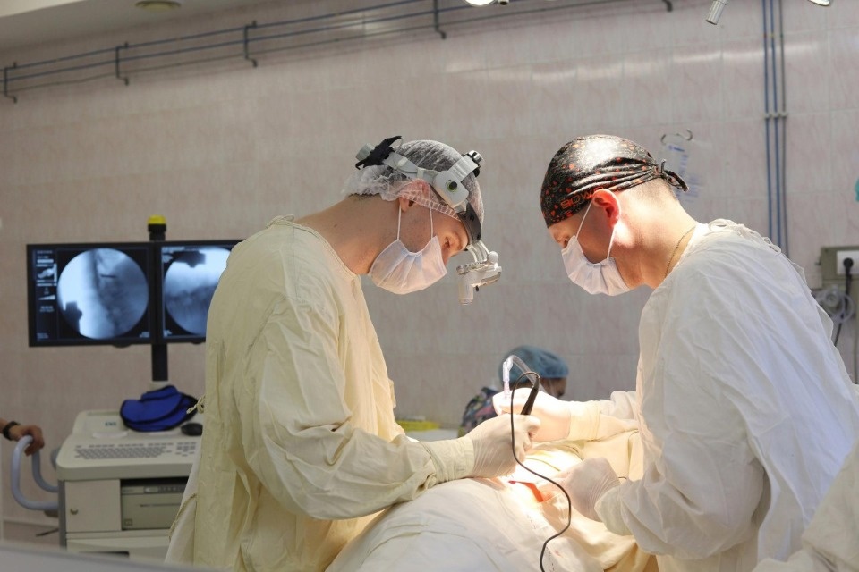 Псковские хирурги провели сложную операцию на позвоночнике Псковские хирурги провели сложную операцию на позвоночнике